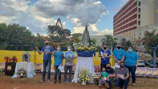 Grupo de homens faz ora&ccedil;&otilde;es por enfermos da covid-19 no HR