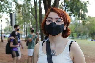Julia Palandi, quando pode, usa óculos escuro e máscara (Foto: Kísie Ainoã)
