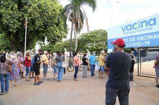 População espera para se vacinar contra a covid-19 no Guanandizão, em Campo Grande (Foto: Kísie Ainoã)