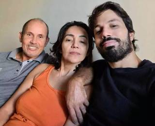 Hélio ao lado dos pais; além da dívida de R$ 140 mil, família ainda perpassa pelo processo do luto (Foto: Arquivo Pessoal)