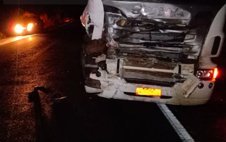 Condutor morre ap&oacute;s ve&iacute;culo bater em guard rail e colidir com carreta