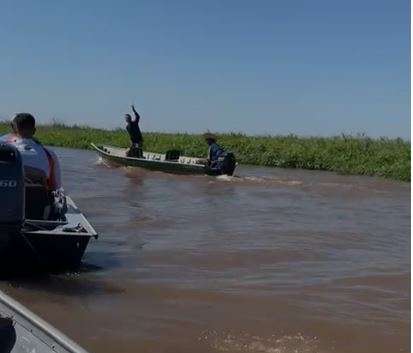 V&iacute;deo mostra desespero de filho que viu pai ser morto em colis&atilde;o de barcos 