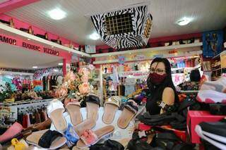 Vendedora de loja de sapatos espera por clientes interessados em comprar, não só olha (Foto: Paulo Francis)