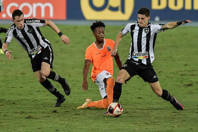 Com arbitragem feminina, Botafogo empata sem gols com Nova Igua&ccedil;u no Engenh&atilde;o