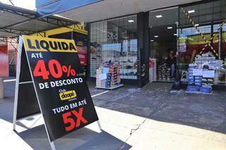 Mesmo com descontos, movimento no comércio é tímido nas lojas da periferia (Foto: Paulo Francis)