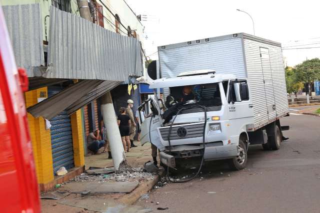 Segunda colis&atilde;o em 24h na Ernesto Geisel derruba poste em sobrado