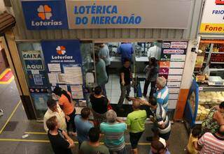 Movimento de clientes na lotérica do Mercadão. (Foto: Henrique Kawaminami)