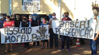 Indígenas durante protesto na sede da Sesai em Dourados, nesta manhã (Foto: Adilson Domingos)