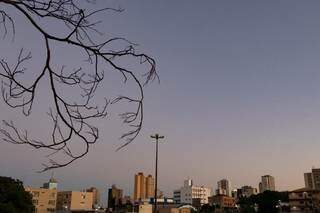 Capital amanheceu com céu limpo nesta segunda-feira (Foto: Henrique Kawaminami)
