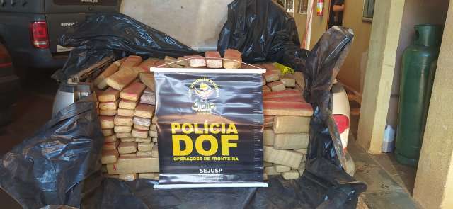 Traficante abandona picape com 860 quilos de drogas em lavoura 