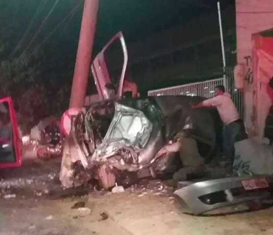 Ap&oacute;s &quot;fugir&quot; de UPA, condutor de Clio que bateu em poste foi parar em hospital