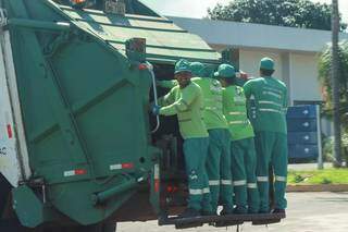 Trabalhadores de limpeza urbana em Campo Grande. (Foto: Henrique Kawaminami/Arquivo)