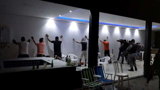 Fiscaliza&ccedil;&atilde;o interdita campos de futebol e encerra festas clandestinas
