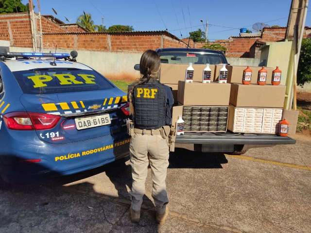 Dupla &eacute; pega com 400 medicamentos estrangeiros em caminhonete