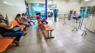 Pessoas esperam em unidade de saúde em Campo Grande (Foto: Henrique Kawaminami/Arquivo)
