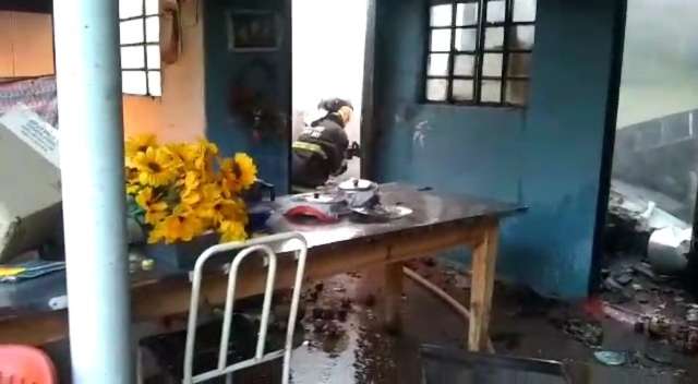 Homem invade casa, tenta matar ex com faca e ateia fogo em tudo 