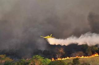 Aeronave lança jatos d&#39;água para combater fogo que consumia área de preservação na região do Alto Taquari em 2020 (Foto: Imasul/Divulgação)  Divulgação/Imasul) 