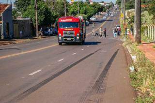 Caminhonete vai parar no meio de matagal ap&oacute;s bater em motociclista na Tamandar&eacute;