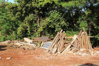 Materiais de construção deixados na área invadida. (Foto: Kisiê Ainoã)