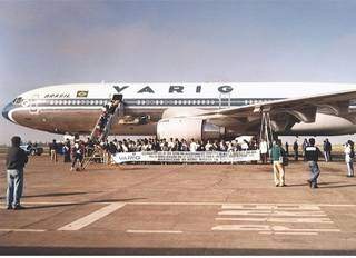 passageiros em frente ao avião em 9 de julho de julho de 1991 (Foto: André Duailib)