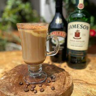 Irish Coffee: café, licor Bailey&#39;s e uísque Jameson. 