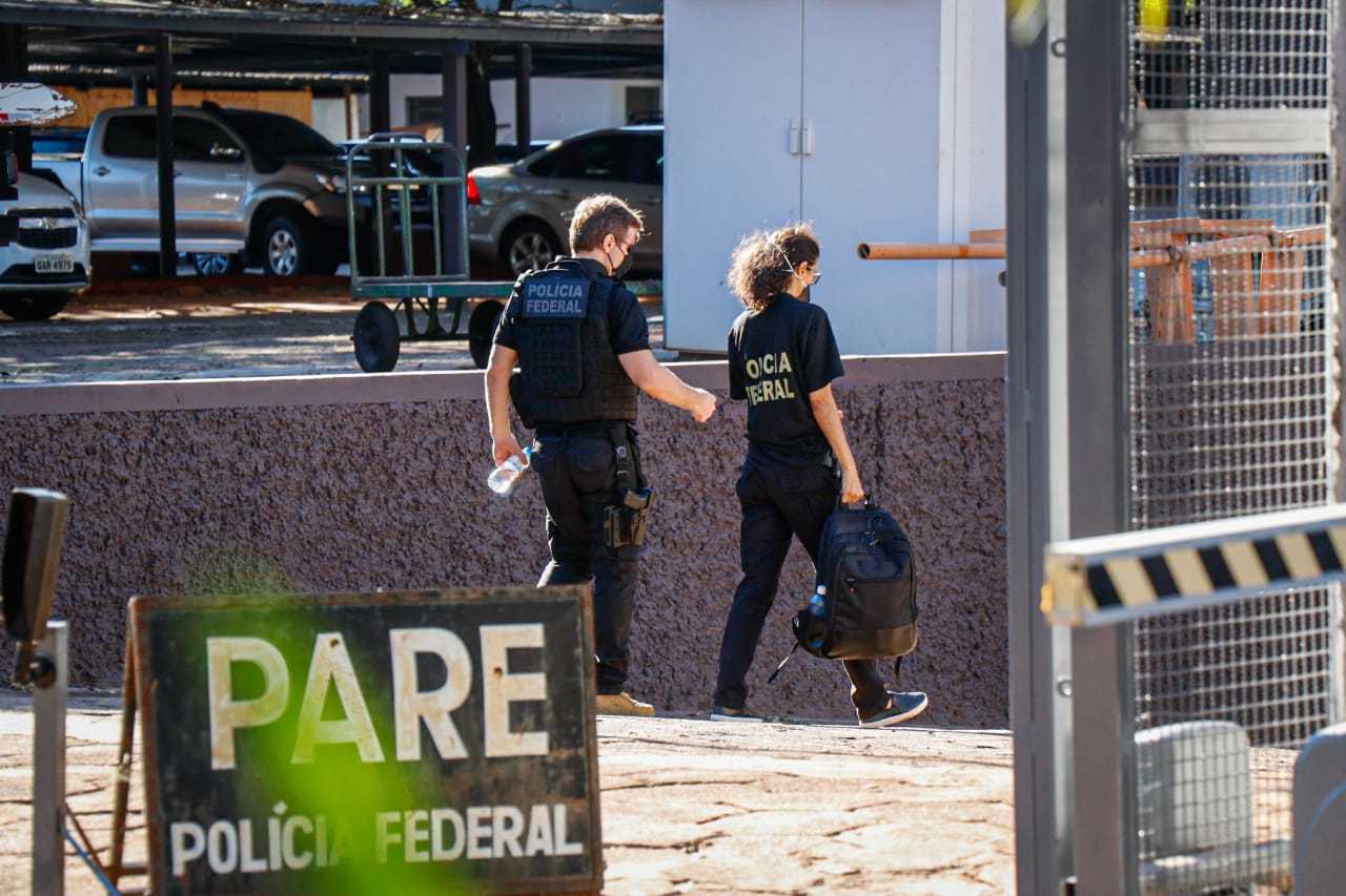 Policiais federais chegam à sede da PF com material apreendido (Foto: Henrique Kawaminami) 