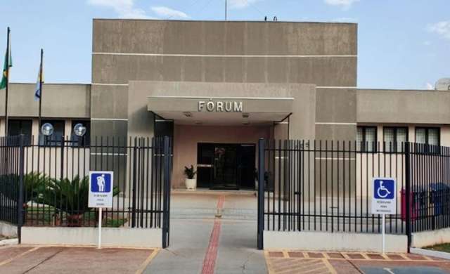 Condenado por estupro de alunas, professor pede cela especial