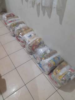 Alimentos separados em cestas básicas para por comida na mesa das famílias. (Foto: Arquivo Pessoal)