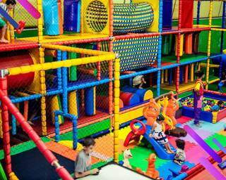 Crianças brincando no espaço kids de diversões. (Foto: Divertidoos)