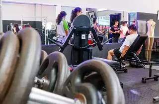Pessoas se exercitando em academia de Campo Grande. (Foto: Arquivo/Henrique Kawaminami)