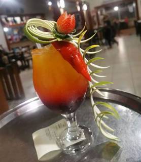 Drink decorado com pimenta vermelha, morango cortado e cascas de laranja. (Foto: Divertidoos Hamburgueria)