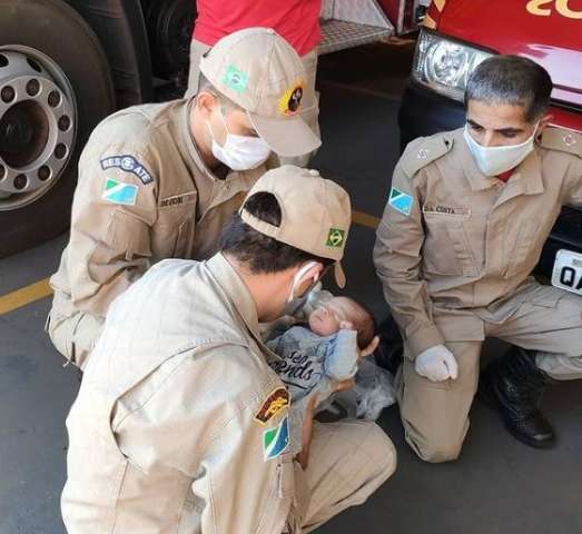 Rec&eacute;m-nascida engasga com leite e &eacute; salva por bombeiros 