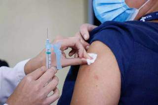 Em janeiro, vacinação de profissional de enfermagem na Capital deu início a campanha de imunização em Mato Grosso do Sul (Foto: Henrique Kawaminami/Arquivo)
