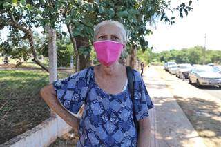 Maria, 65 anos, foi depois do almoço procurar a vacina e informada que não tinha mais. (Foto: Paulo Francis)