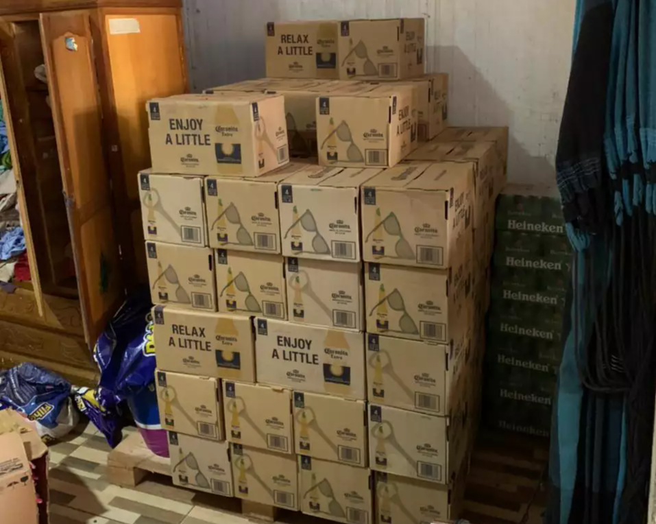 Carga de cervejas Corona contrabandeada foi encontrada em um dos endereços alvo da operação (Foto: Receita Federal/Divulgação)