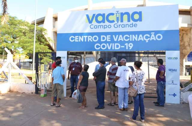Informação errada causa confusão em ponto de vacinação contra covid
