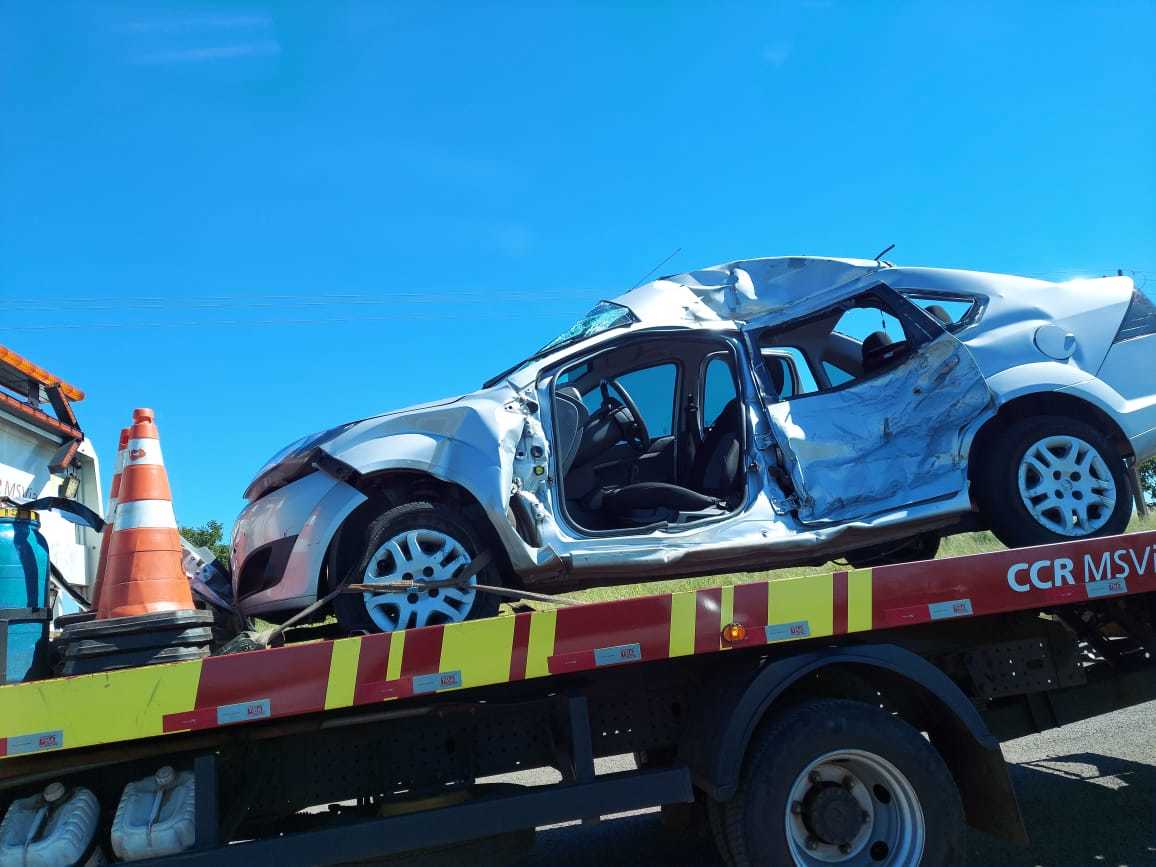 Ford Fiesta com a lateral destruída já no guincho após acidente. (Foto: Aletheya Alves)