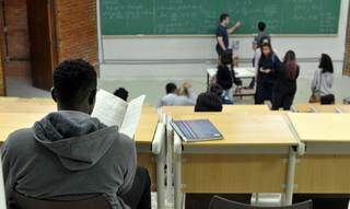 Aluno em sala de aula de universidade, antes da pandemia (Foto: Marcello Casal/Agência Brasil)