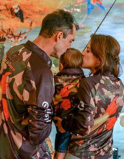 Pai, filho e mãe durante a festinha com roupas de pescaria. (Foto: Diogo Galeano)