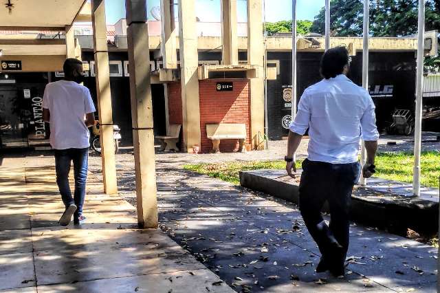 Outro envolvido em atentado com 30 tiros se apresenta e fica preso