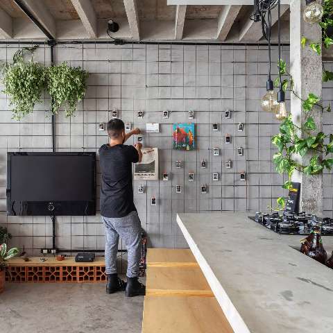  Da parede ao teto, grade metálica transforma decoração da casa