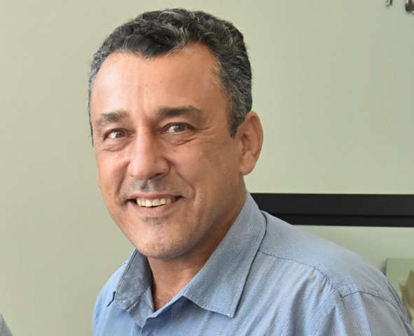 V&iacute;tima da covid, prefeito n&atilde;o consegue se alimentar e &eacute; internado