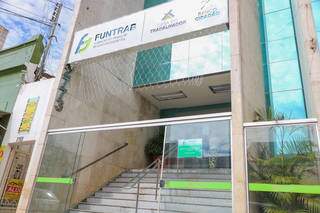 Entrada da sede da Funtrab, em Campo Grande. (Foto: Marcos Maluf) 