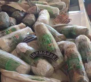 Dupla &eacute; flagrada arremessando bebidas dentro de pres&iacute;dio para quitar d&iacute;vidas