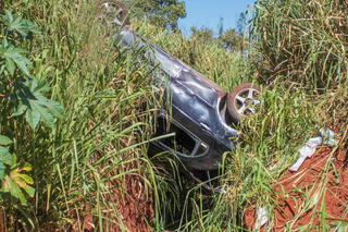 Carro capota em curva e fica destru&iacute;do dentro de vala nas Moreninhas