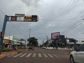 Cruzamento das avenidas Marcelino Pires e Hayel Bon Faker, no centro de Dourados (Foto: Helio de Freitas)