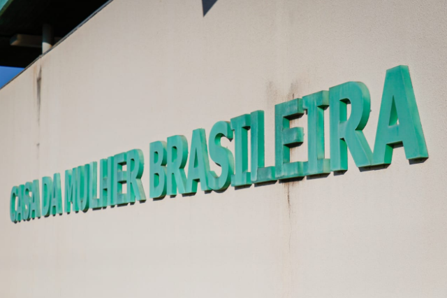 M&atilde;e estranha abra&ccedil;o de marido em filha e descobre abuso