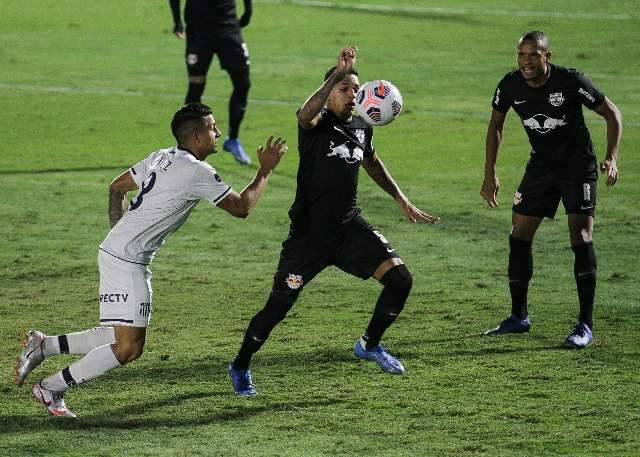  Bragantino tem jogador expulso, leva gol e perde na Sul-Americana