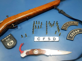 Munições, arma e canivete apreendidos com o suspeito (Foto: divulgação / PM)