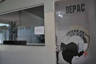 Mulher é presa após espancar e deixar marido sem enxergar Mulher é presa após espancar e deixar marido sem enxergar